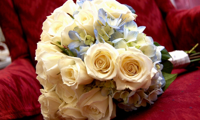 A Simple Bridal Bouquet Arrangement
